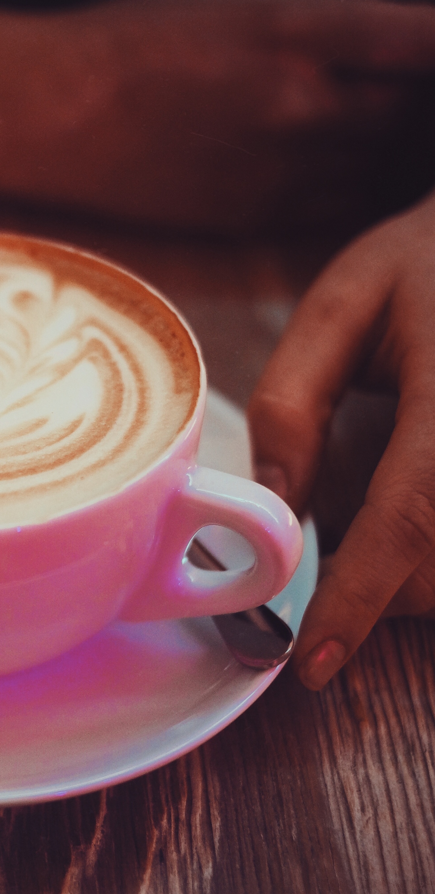 Weiße Keramiktasse Mit Untertasse. Wallpaper in 1440x2960 Resolution