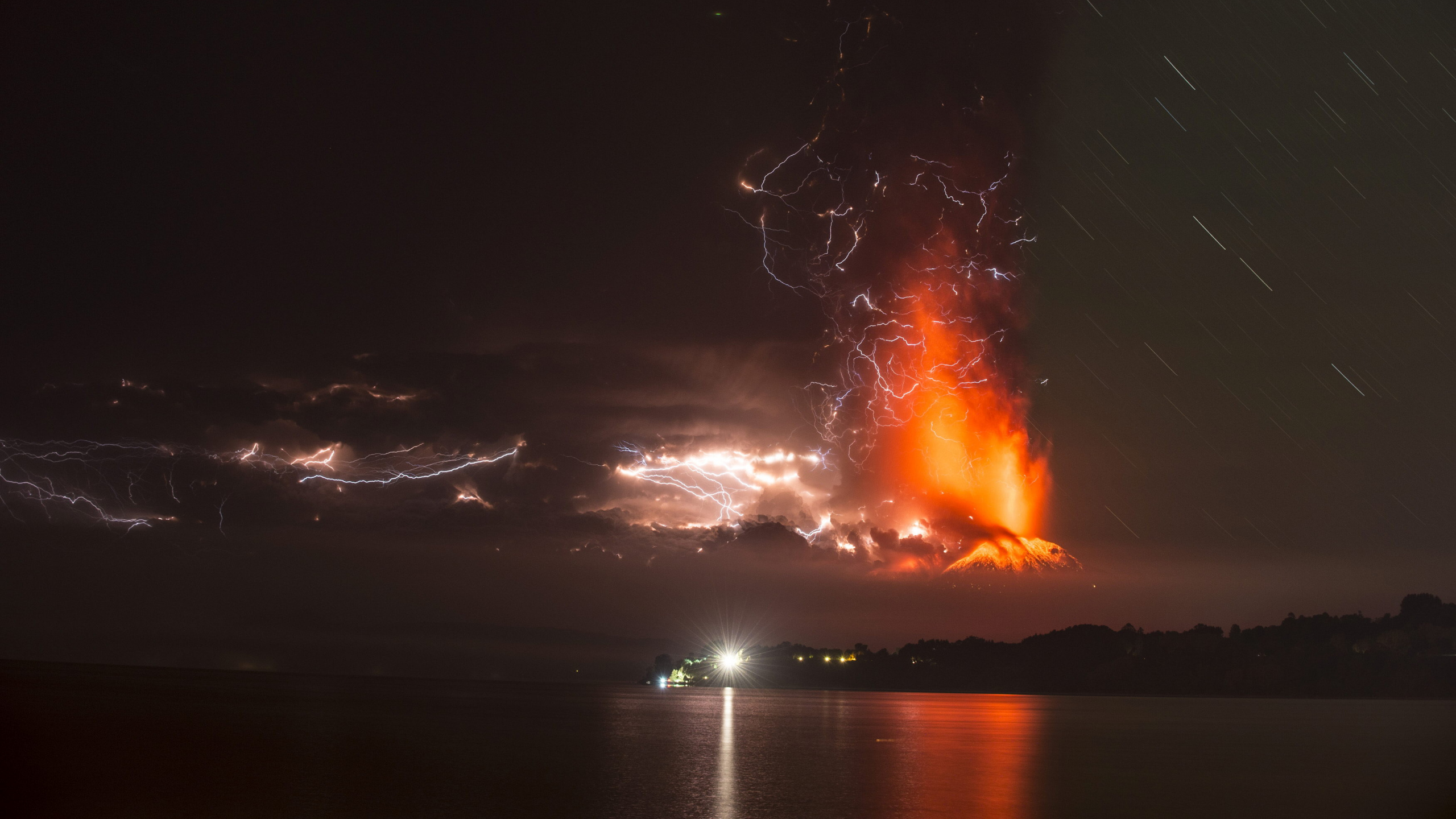 Calbuco, Vulkan, Villarrica, Hitze, Nacht. Wallpaper in 2560x1440 Resolution