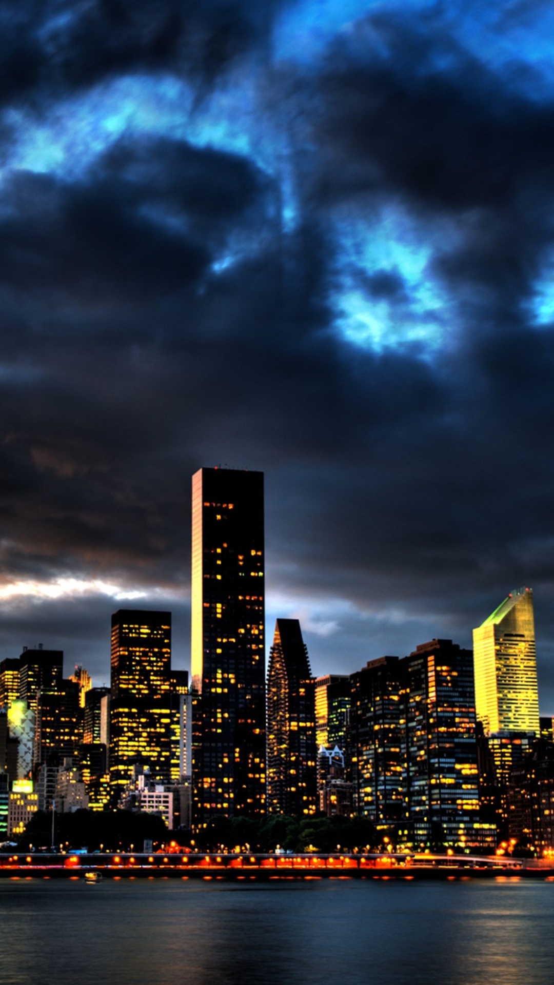 Skyline Der Stadt Unter Grauen Wolken. Wallpaper in 1080x1920 Resolution