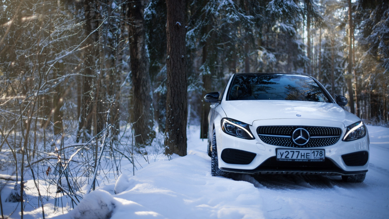 Coche Mercedes Benz Blanco Sobre Suelo Cubierto de Nieve. Wallpaper in 1366x768 Resolution