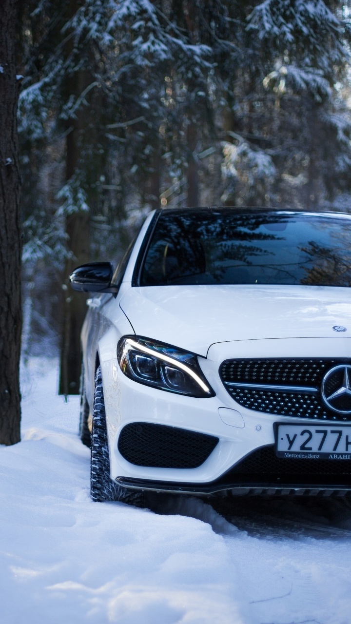 Weißes Mercedes Benz Auto Auf Verschneitem Boden. Wallpaper in 720x1280 Resolution
