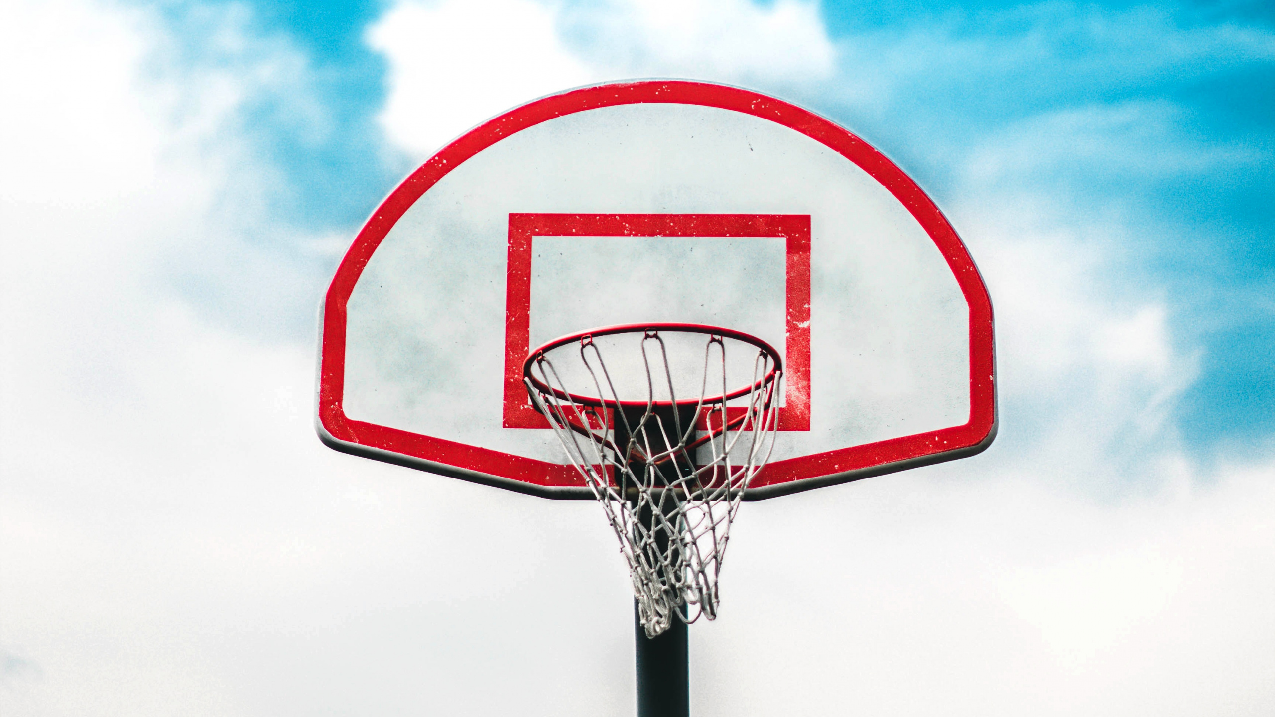 Panier de Basket Sous Ciel Bleu. Wallpaper in 2560x1440 Resolution