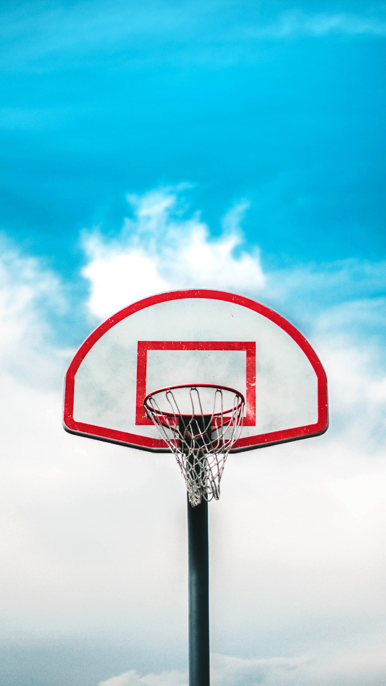Basketballkorb Unter Blauem Himmel. Wallpaper in 750x1334 Resolution