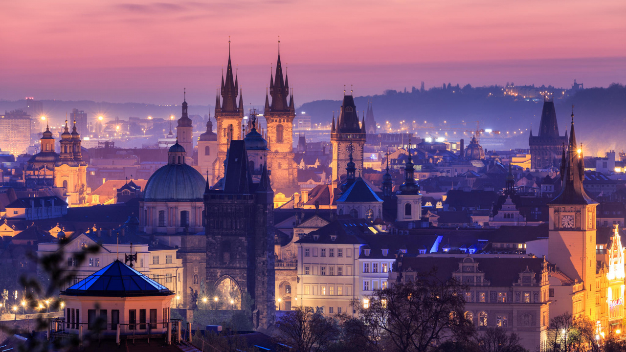 Weißes Und Blaues Betongebäude Während Der Nacht. Wallpaper in 1280x720 Resolution