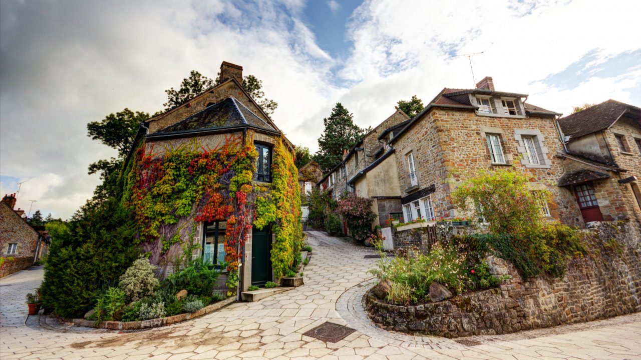 Maison en Briques Brunes Sous Ciel Bleu. Wallpaper in 1280x720 Resolution