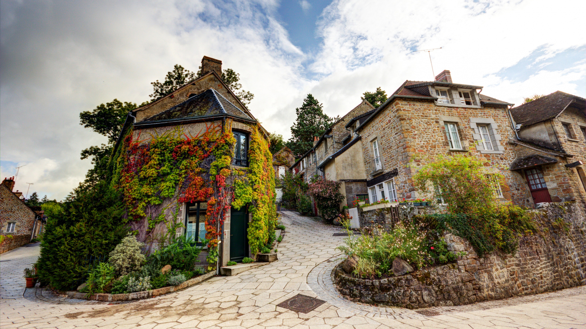Maison en Briques Brunes Sous Ciel Bleu. Wallpaper in 1920x1080 Resolution
