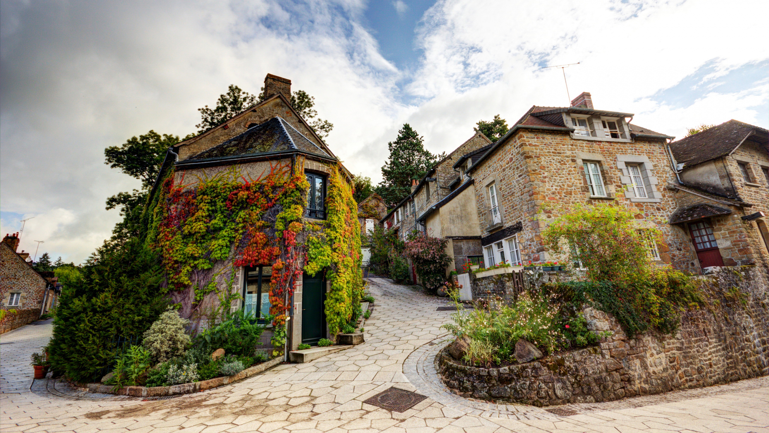 Maison en Briques Brunes Sous Ciel Bleu. Wallpaper in 2560x1440 Resolution