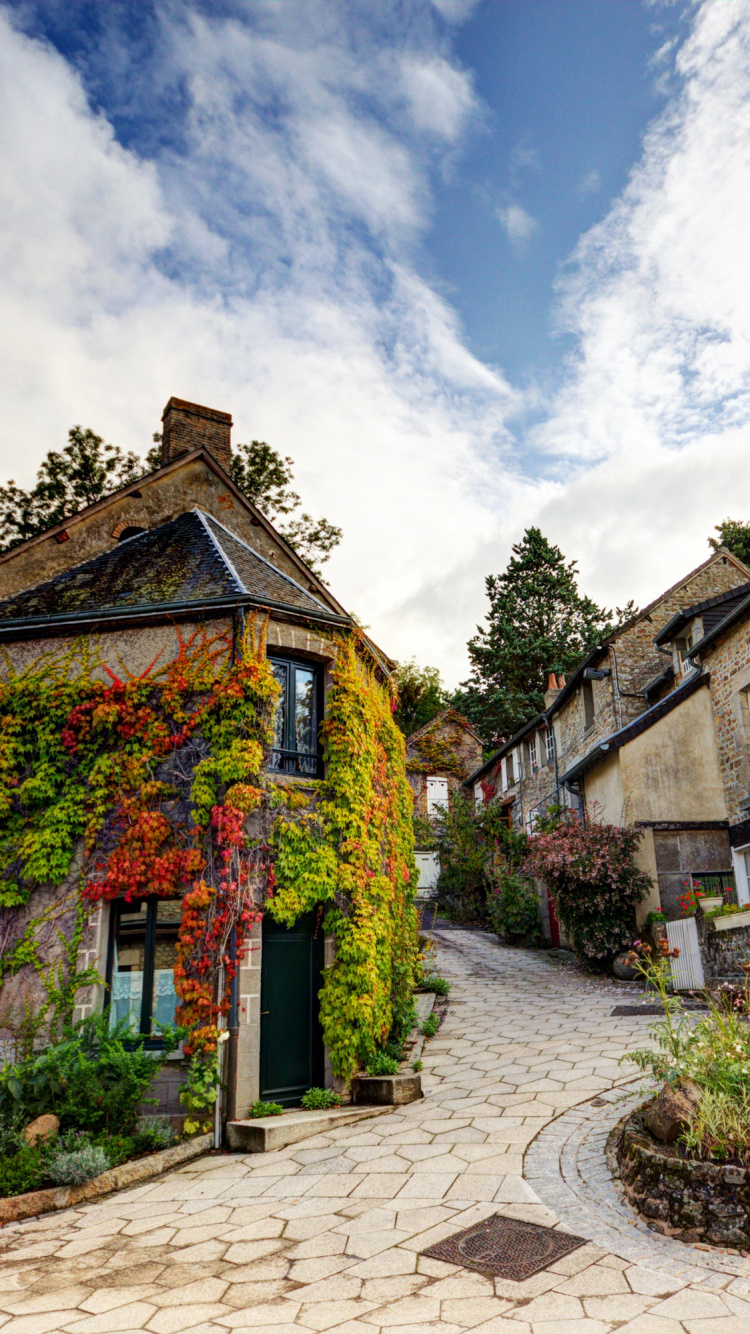 Maison en Briques Brunes Sous Ciel Bleu. Wallpaper in 750x1334 Resolution