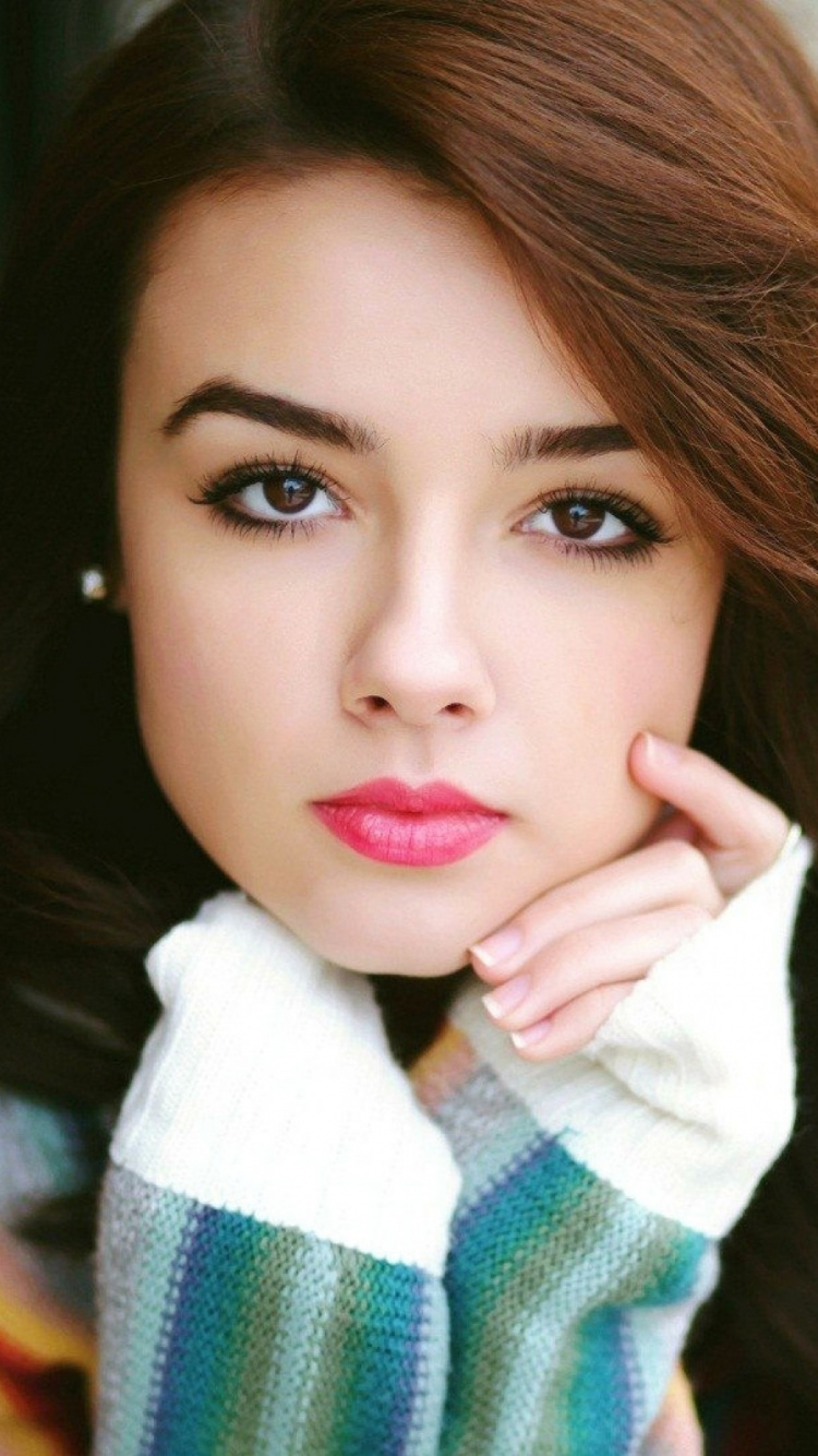 Belleza, Peinado, Mejilla, Cabello Castaño, Emily Rudd. Wallpaper in 750x1334 Resolution