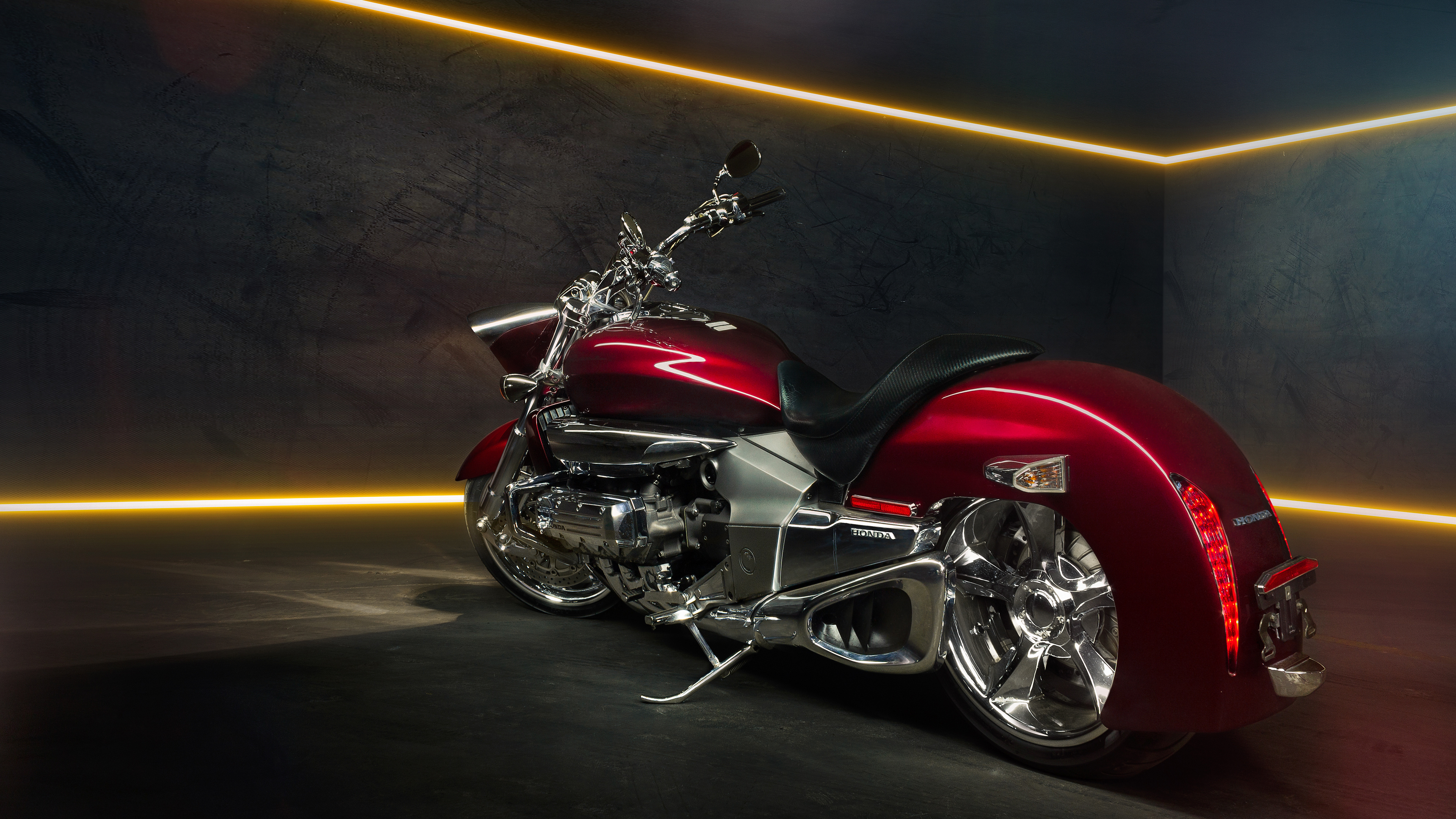 Rotes Und Schwarzes Motorrad Unterwegs. Wallpaper in 3840x2160 Resolution