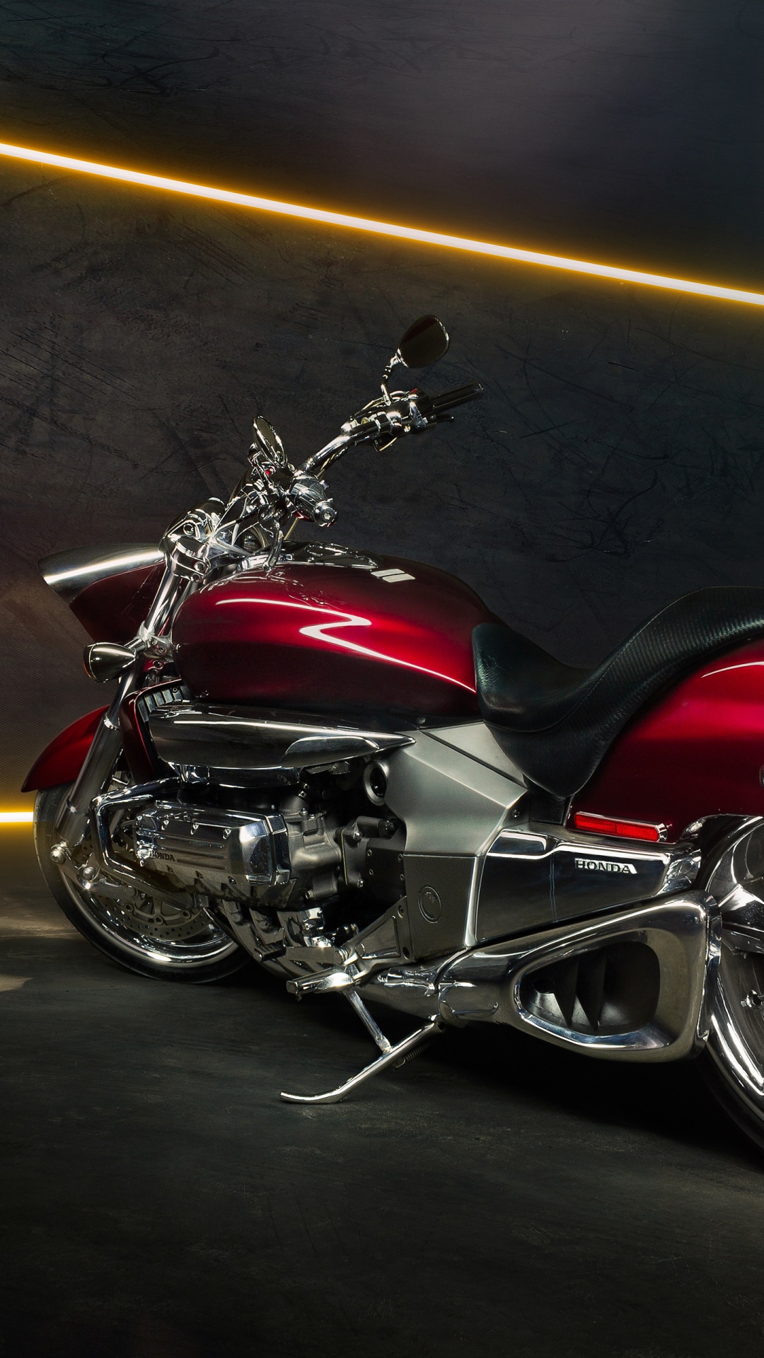 Moto Rouge et Noire Sur Route. Wallpaper in 1080x1920 Resolution