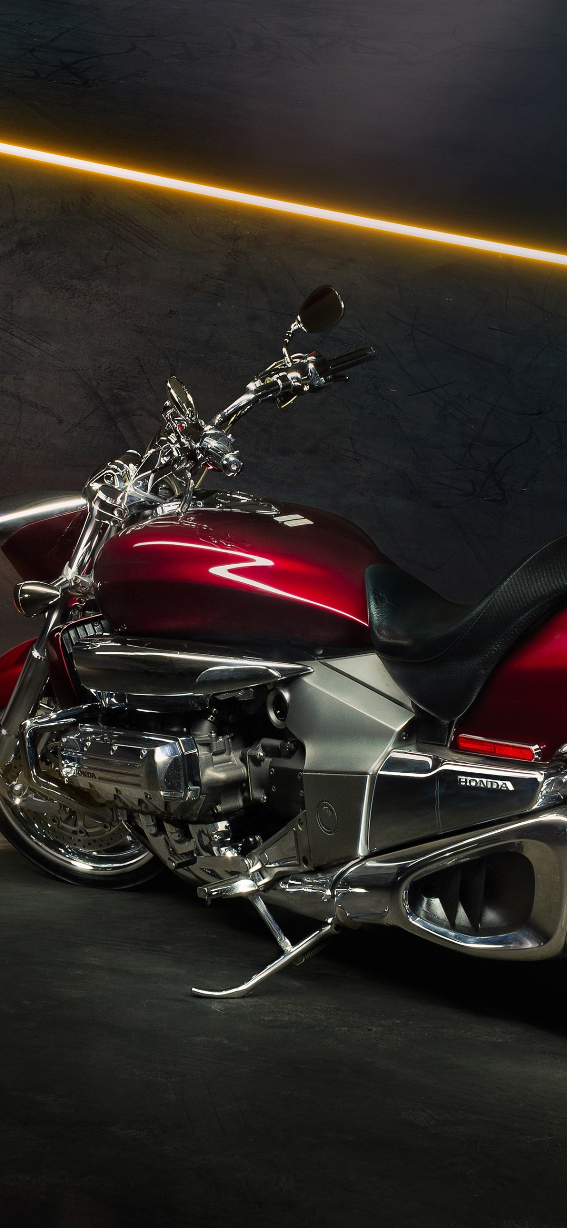 Moto Rouge et Noire Sur Route. Wallpaper in 1125x2436 Resolution