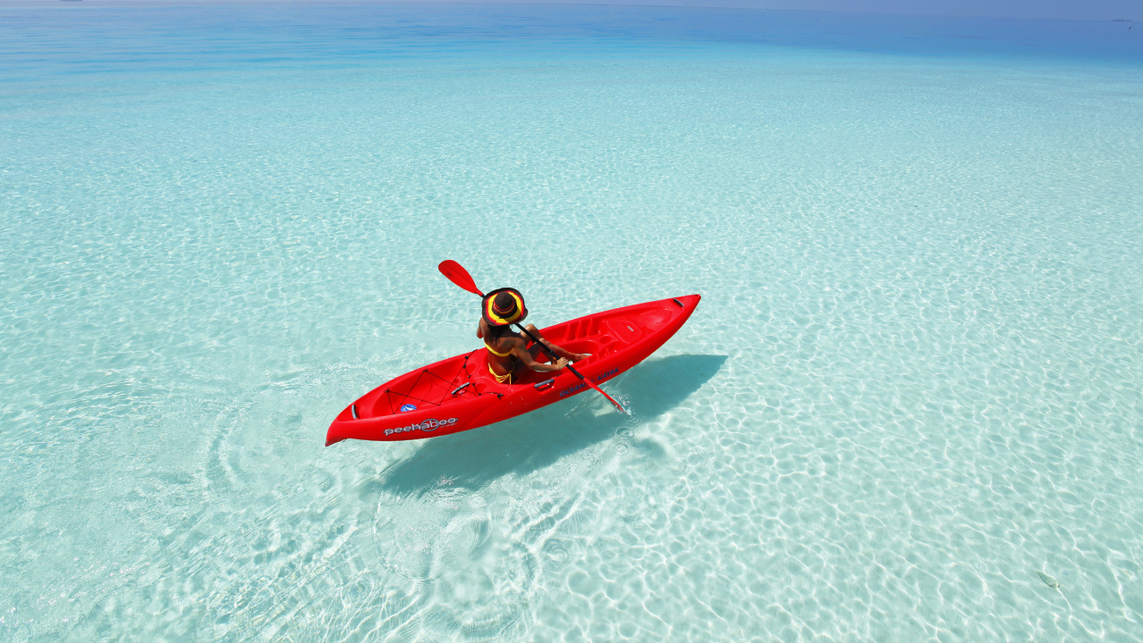 Personne en Kayak Rouge Sur la Plage de Sable Blanc Pendant la Journée. Wallpaper in 1280x720 Resolution