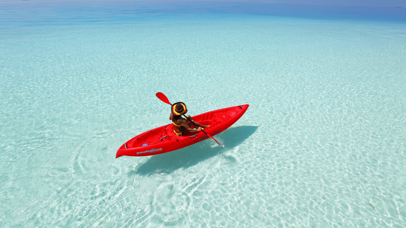 Personne en Kayak Rouge Sur la Plage de Sable Blanc Pendant la Journée. Wallpaper in 1366x768 Resolution