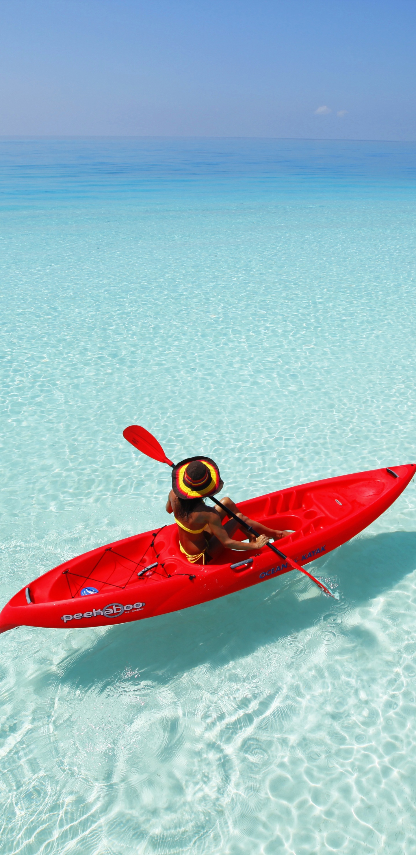 Personne en Kayak Rouge Sur la Plage de Sable Blanc Pendant la Journée. Wallpaper in 1440x2960 Resolution