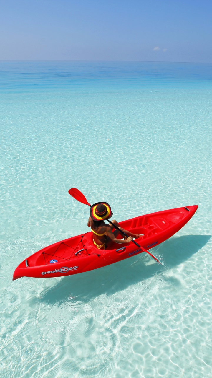 Personne en Kayak Rouge Sur la Plage de Sable Blanc Pendant la Journée. Wallpaper in 720x1280 Resolution