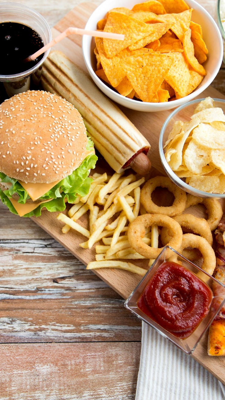 Carne en Rodajas Con Verduras y Salsa Sobre Una Tabla de Cortar de Madera Marrón. Wallpaper in 750x1334 Resolution