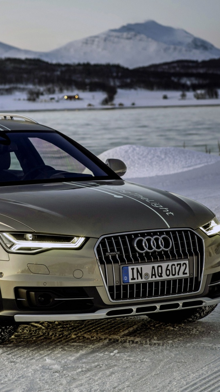 Schwarze Mercedes-Benz C-Klasse Auf Schneebedecktem Boden Tagsüber. Wallpaper in 720x1280 Resolution