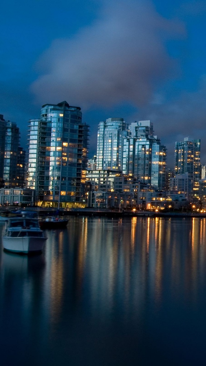Horizon de la Ville à Travers le Plan D'eau Pendant la Nuit. Wallpaper in 720x1280 Resolution