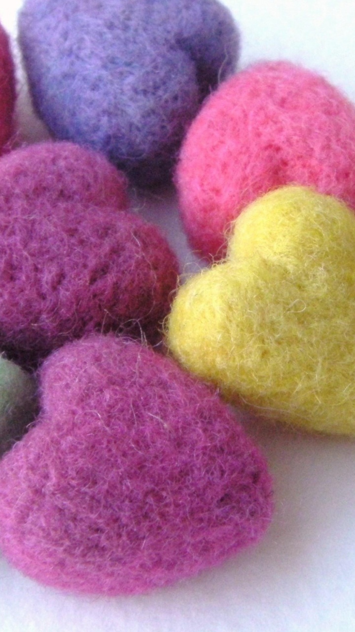 Gelbe Rosa Und Blaue Runde Bonbons. Wallpaper in 720x1280 Resolution