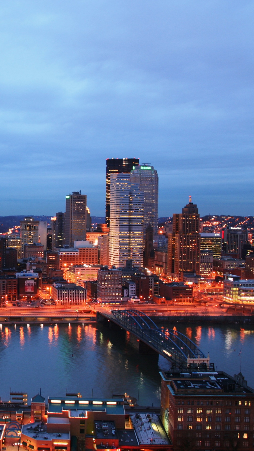 Horizon de la Ville Près D'un Plan D'eau Pendant la Nuit. Wallpaper in 1080x1920 Resolution