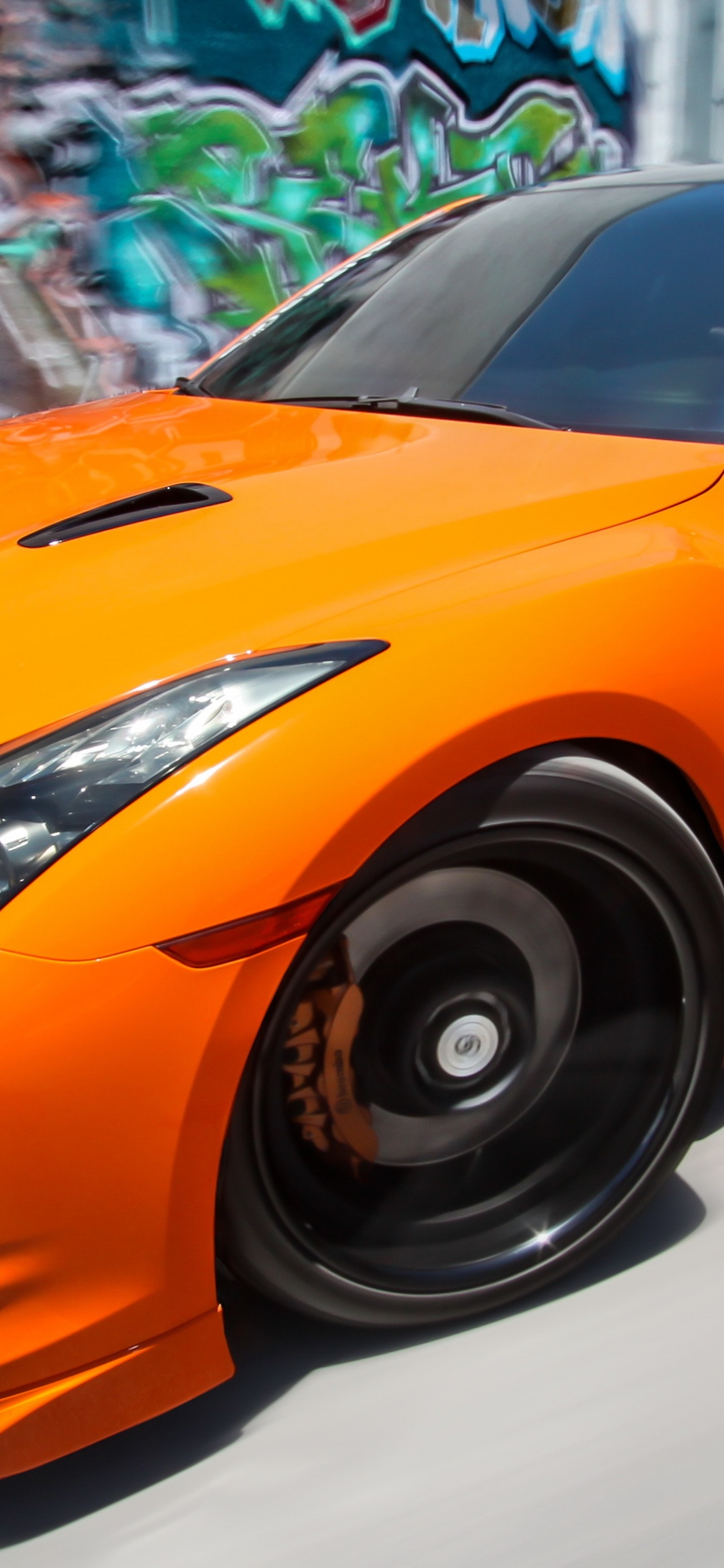 Lamborghini Aventador Orange Dans Une Chambre. Wallpaper in 1125x2436 Resolution