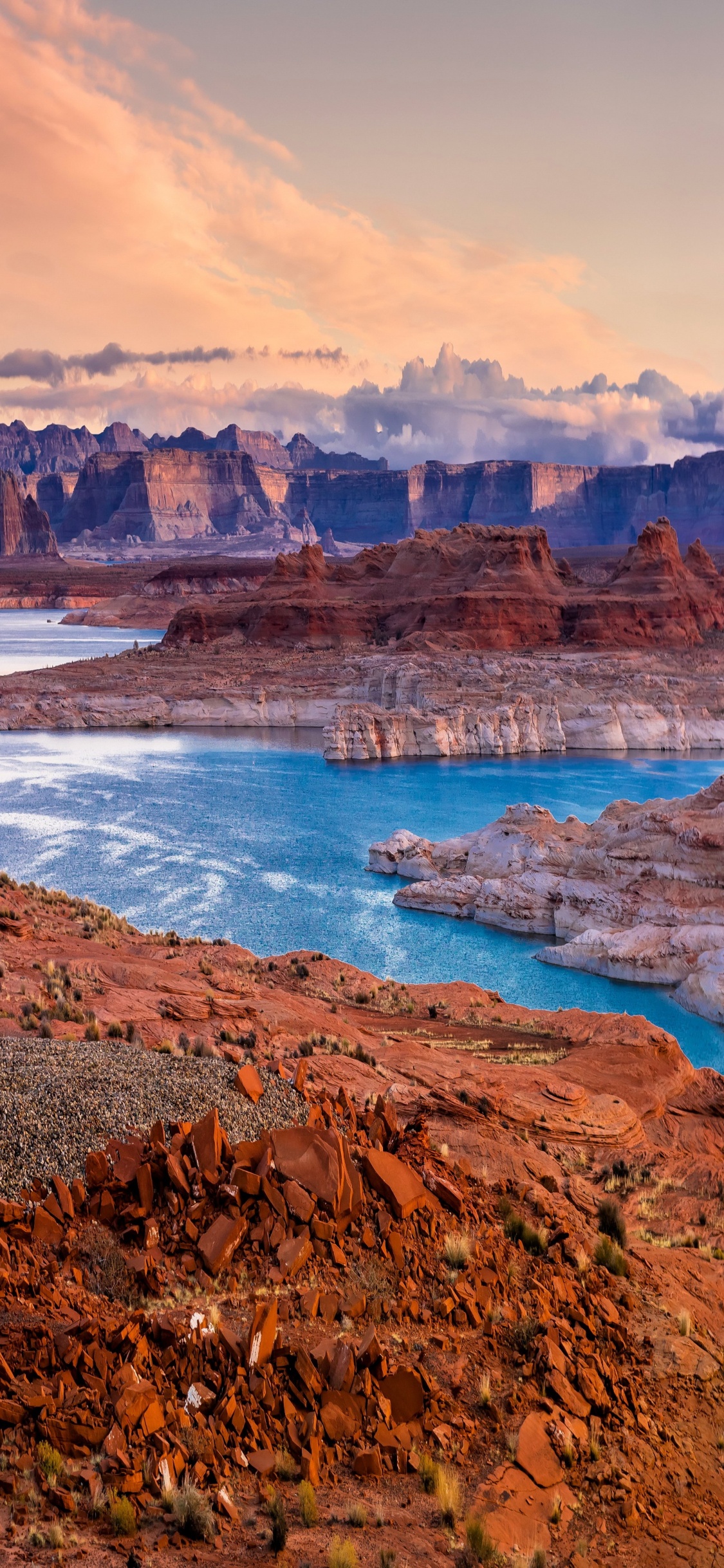 Tierra Marrón y Verde Cerca Del Cuerpo de Agua Durante el Día.. Wallpaper in 1125x2436 Resolution