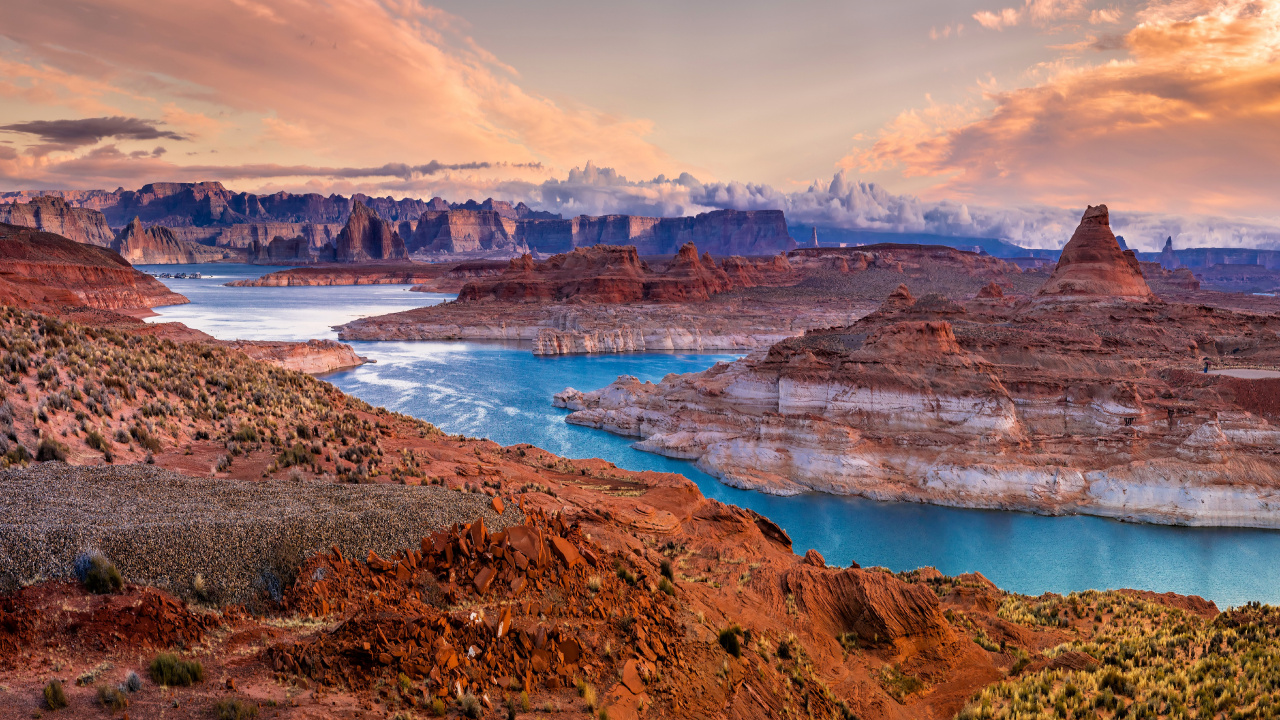Braunes Und Grünes Land in Der Nähe Eines Gewässers Tagsüber. Wallpaper in 1280x720 Resolution