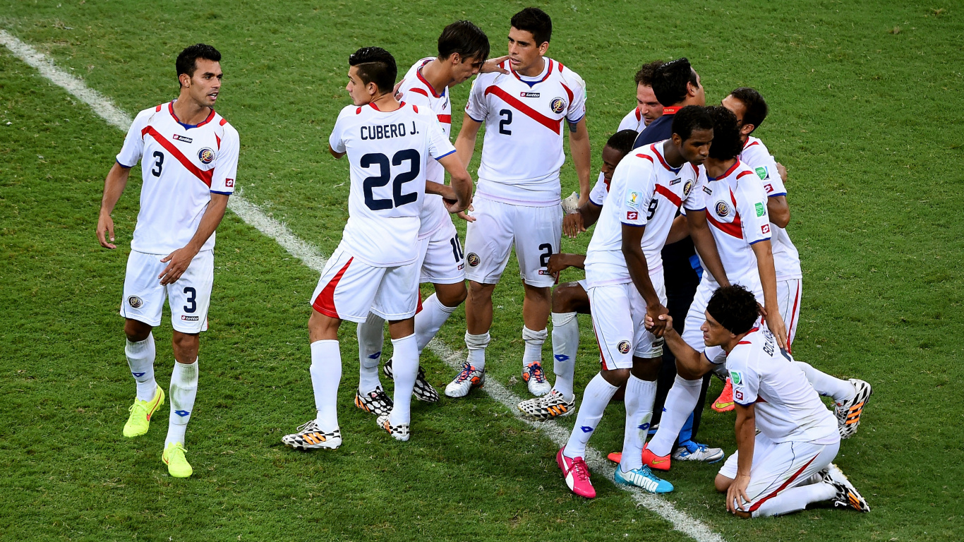 Gruppe Von Menschen Auf Der Grünen Wiese Tagsüber. Wallpaper in 1366x768 Resolution