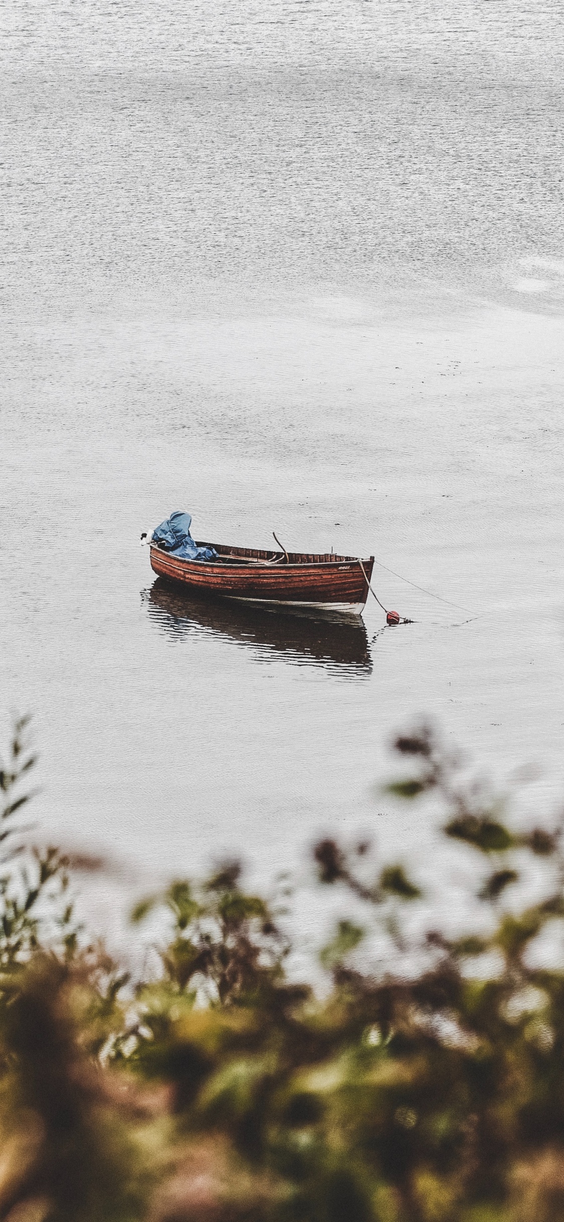 Brown Boat on Body of Water During Daytime. Wallpaper in 1125x2436 Resolution