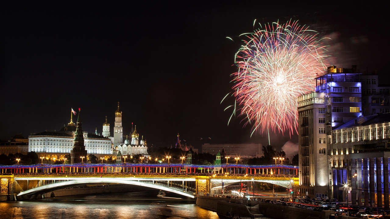 Feu D'artifice Sur Les Bâtiments de la Ville Pendant la Nuit. Wallpaper in 1280x720 Resolution