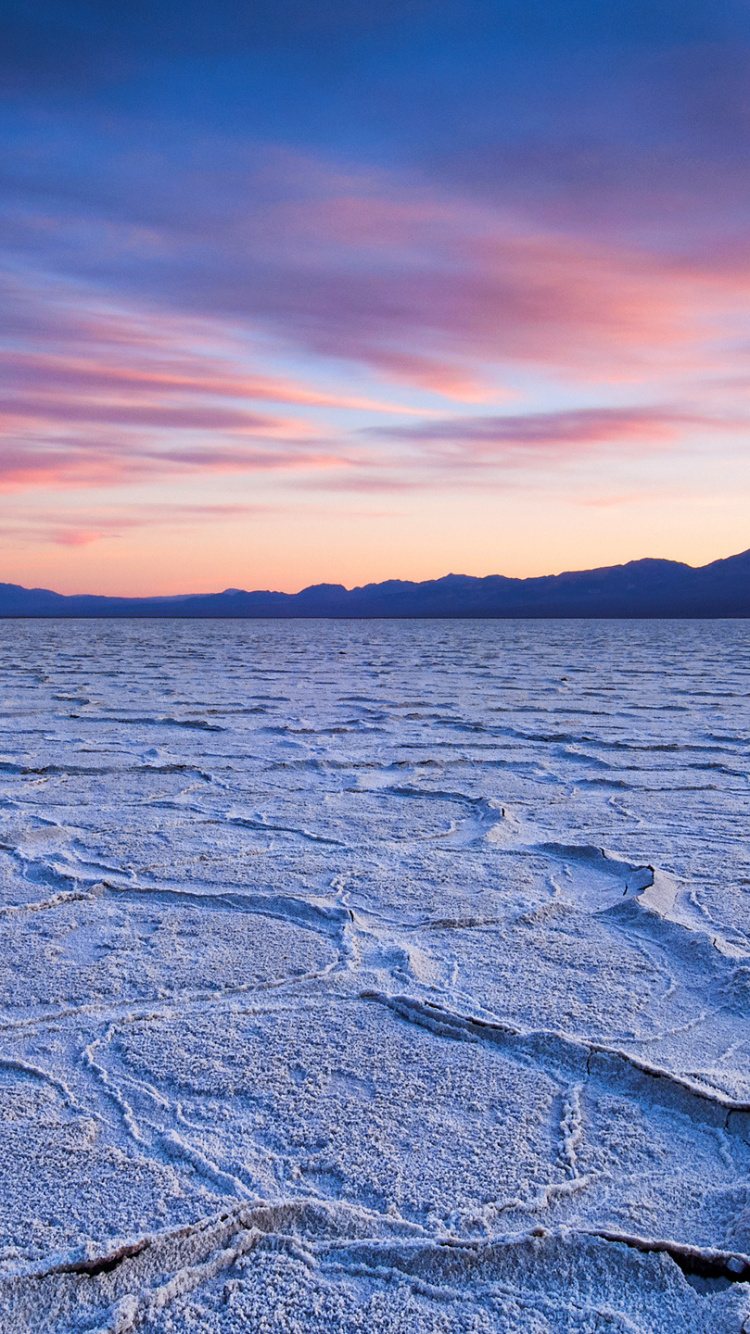 Weißer Sand in Der Nähe Eines Gewässers Bei Sonnenuntergang. Wallpaper in 750x1334 Resolution
