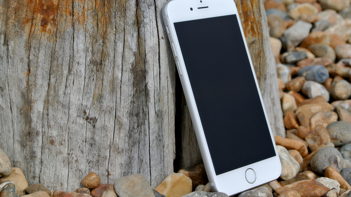 Iphone 6 Argent Sur Table en Bois Marron. Wallpaper in 1366x768 Resolution
