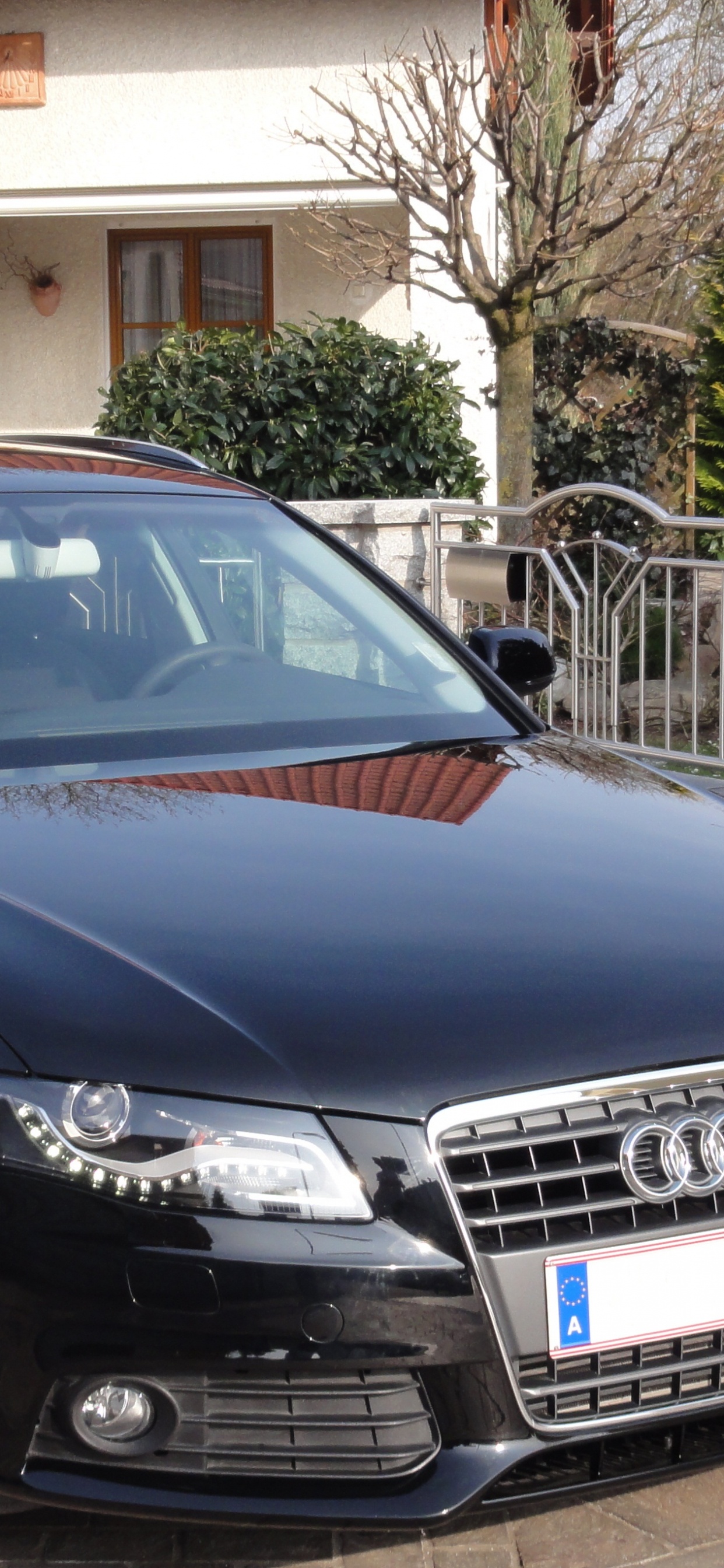 Audi a 4 Coupé Bleu Garé Sur le Trottoir Pendant la Journée. Wallpaper in 1242x2688 Resolution