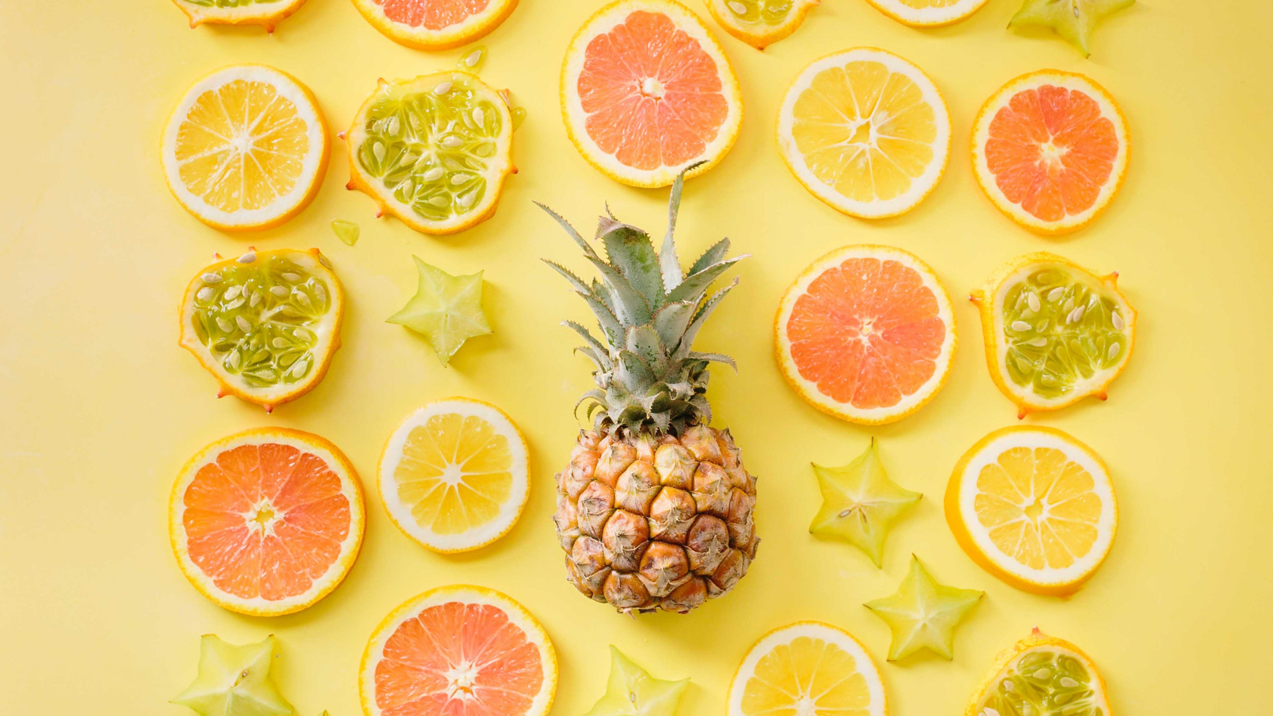 Frutas de Naranja en Rodajas y Frutas de Piña. Wallpaper in 2560x1440 Resolution