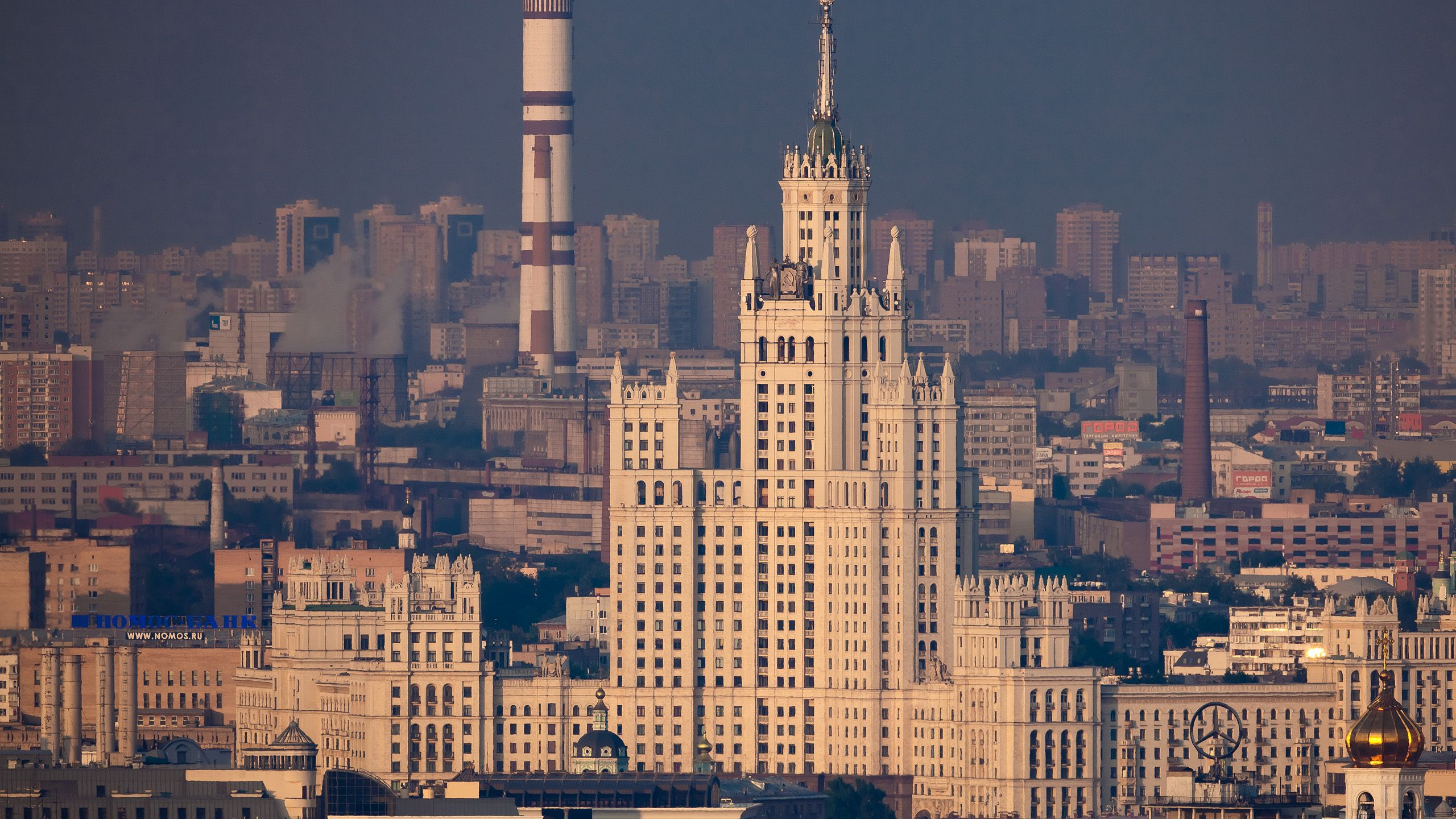 Edificios de Gran Altura Durante la Noche. Wallpaper in 2560x1440 Resolution