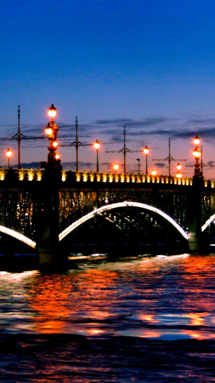 Puente Sobre el Agua Durante la Noche. Wallpaper in 720x1280 Resolution