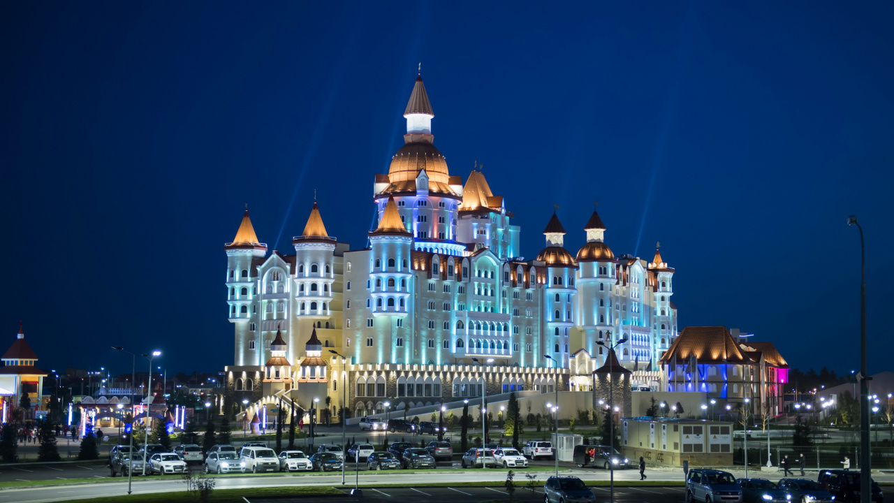 Edificio de Hormigón Blanco y Marrón Durante la Noche.. Wallpaper in 1280x720 Resolution