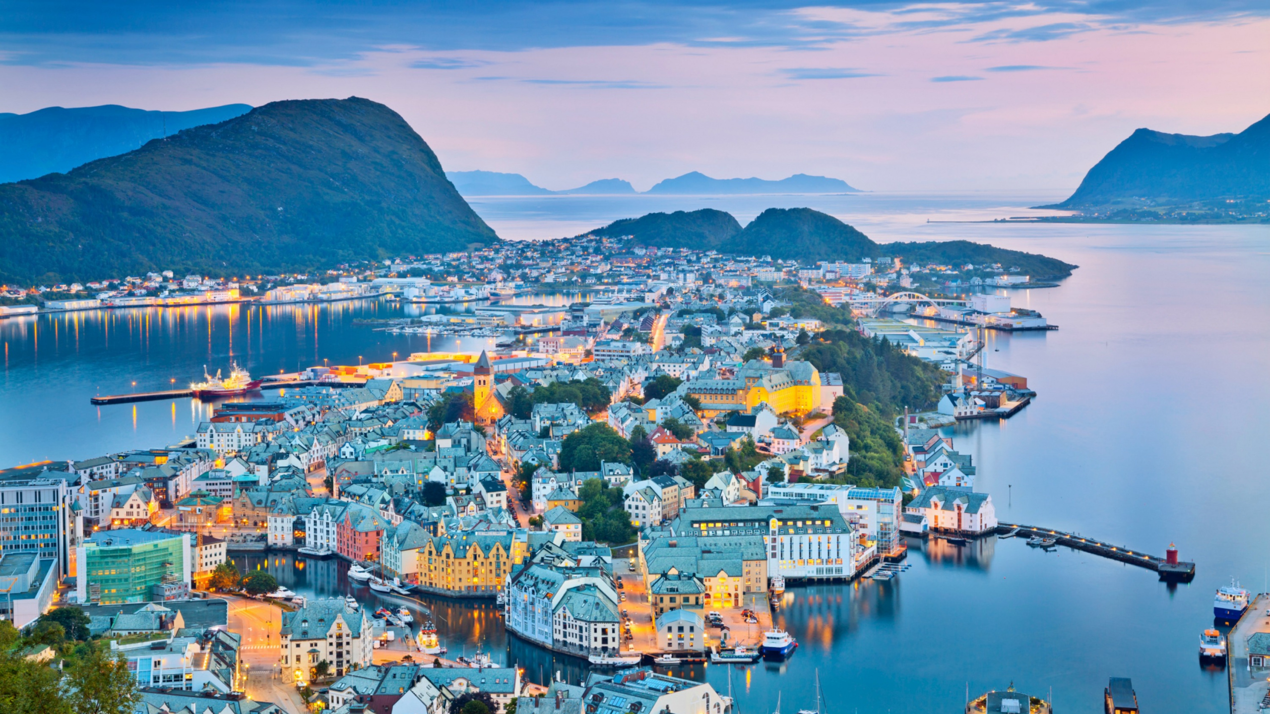 Aerial View of City Near Mountain During Daytime. Wallpaper in 2560x1440 Resolution