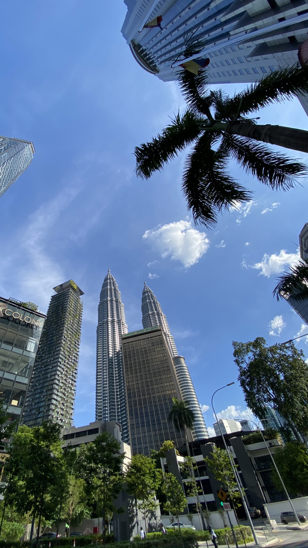 Petronas Towers, Kuala Lumpur, Malaysia, Daytime, Architecture. Wallpaper in 1080x1920 Resolution