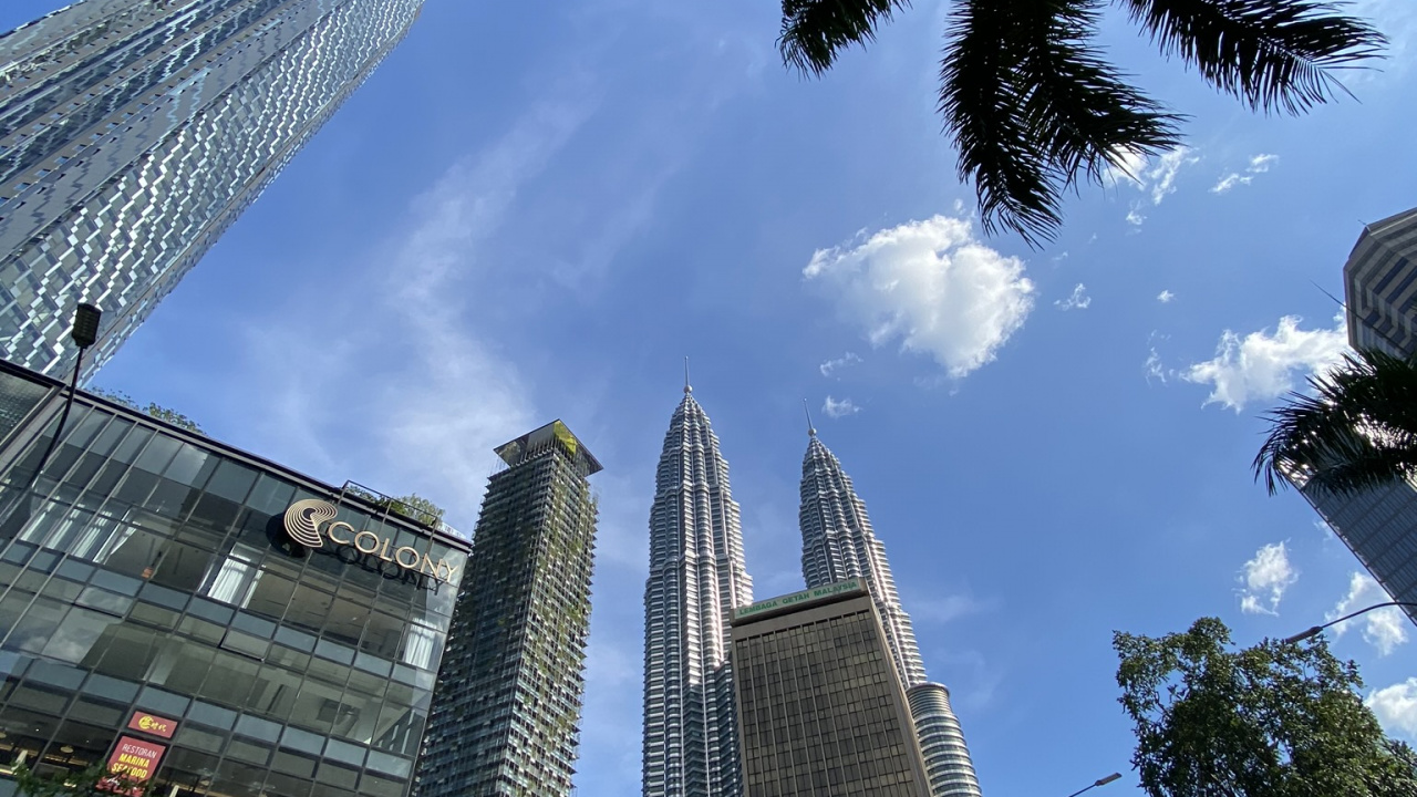 Petronas Towers, Kuala Lumpur, Malaysia, Daytime, Architecture. Wallpaper in 1280x720 Resolution