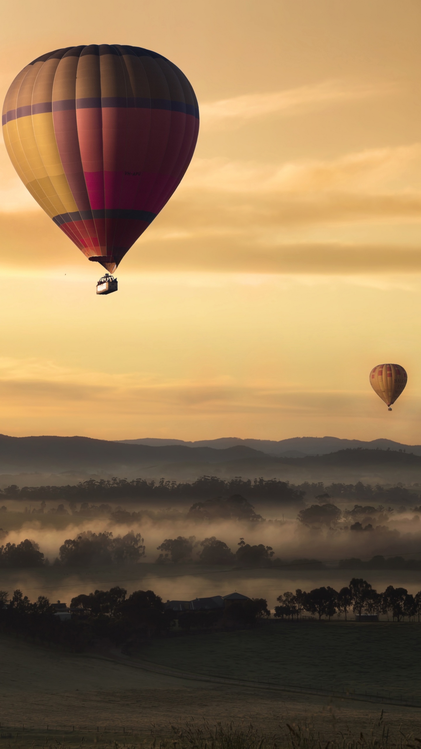 Heißluftballons am Himmel Bei Sonnenuntergang. Wallpaper in 1440x2560 Resolution