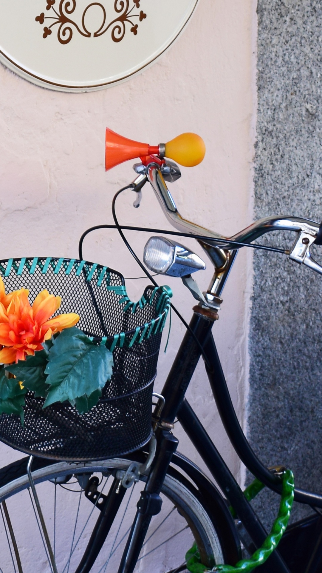 Schwarzes Citybike Neben Der Wand. Wallpaper in 1080x1920 Resolution