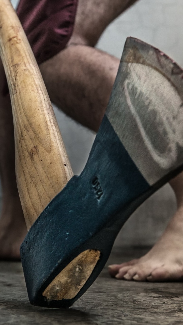 Persona Que Lleva Zapatos de Tacón Peep Toe Negros y Marrones. Wallpaper in 720x1280 Resolution