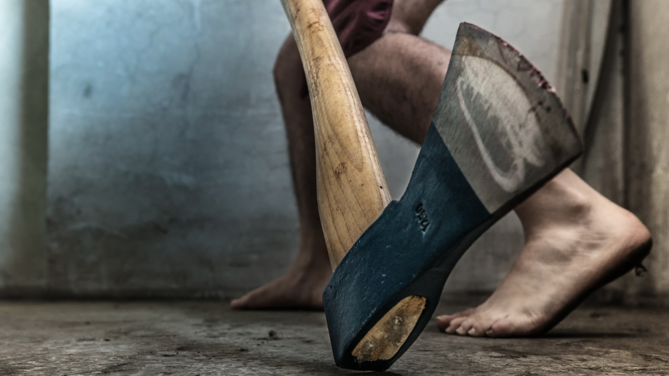 Person, Die Schwarze Und Braune Peep-Toe-Schuhe Trägt. Wallpaper in 1366x768 Resolution