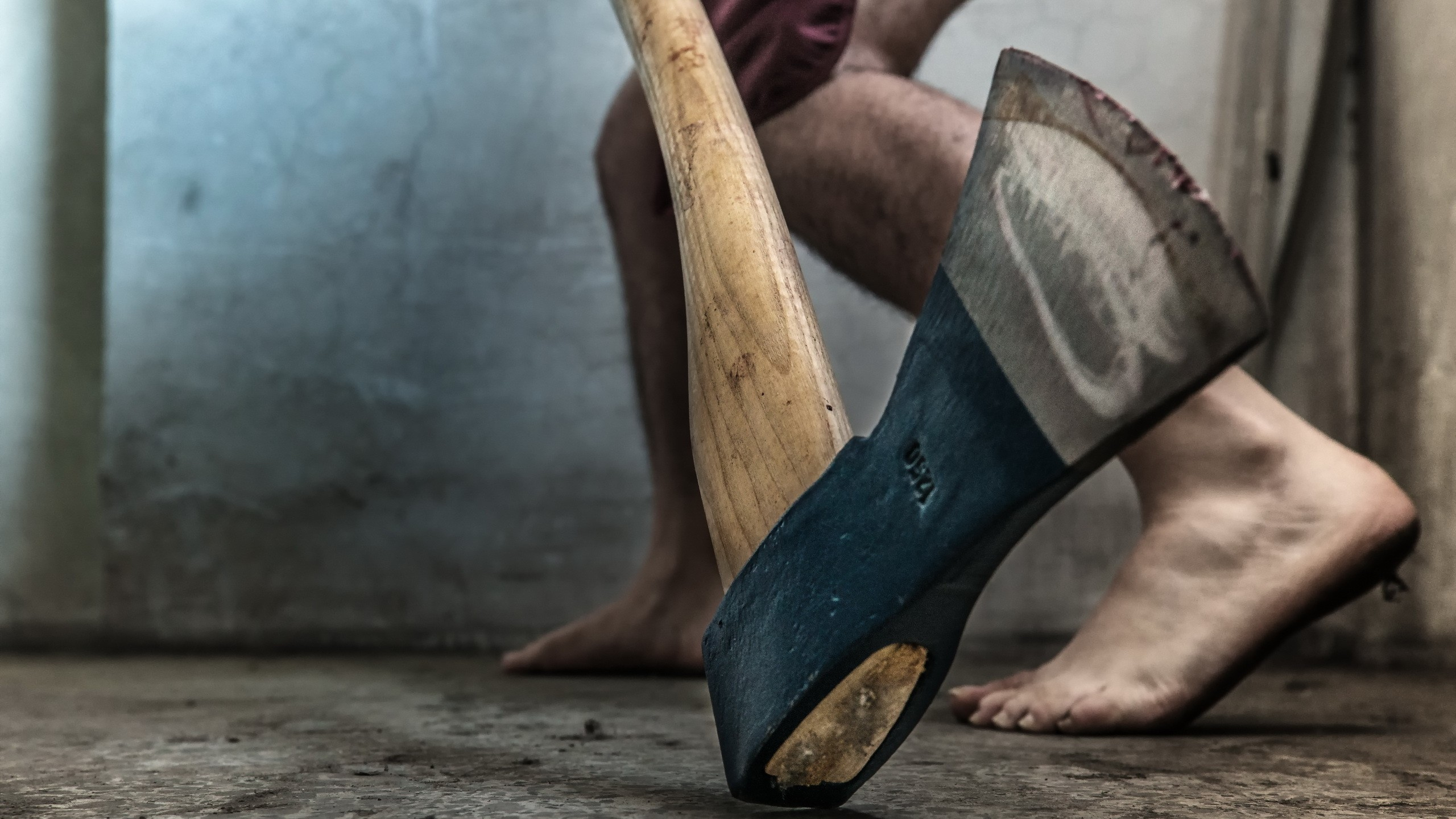 Person, Die Schwarze Und Braune Peep-Toe-Schuhe Trägt. Wallpaper in 2560x1440 Resolution