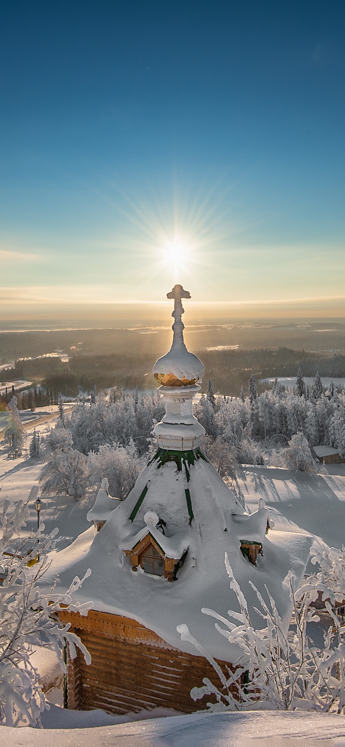 Champ Couvert de Neige Sous Ciel Bleu Pendant la Journée. Wallpaper in 1125x2436 Resolution