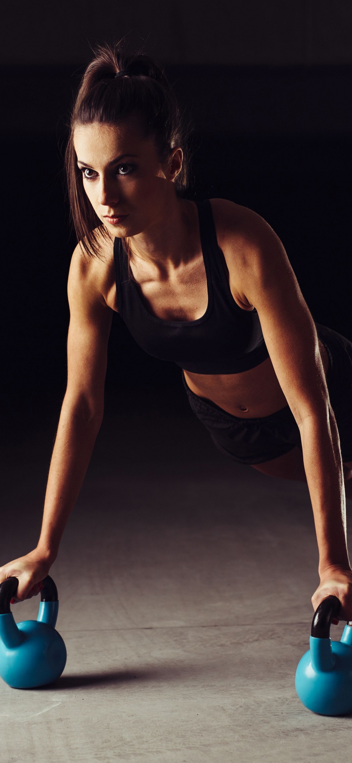 Mujer en Camiseta Negra y Pantalón Negro Con Campana Hervidor Azul. Wallpaper in 1125x2436 Resolution