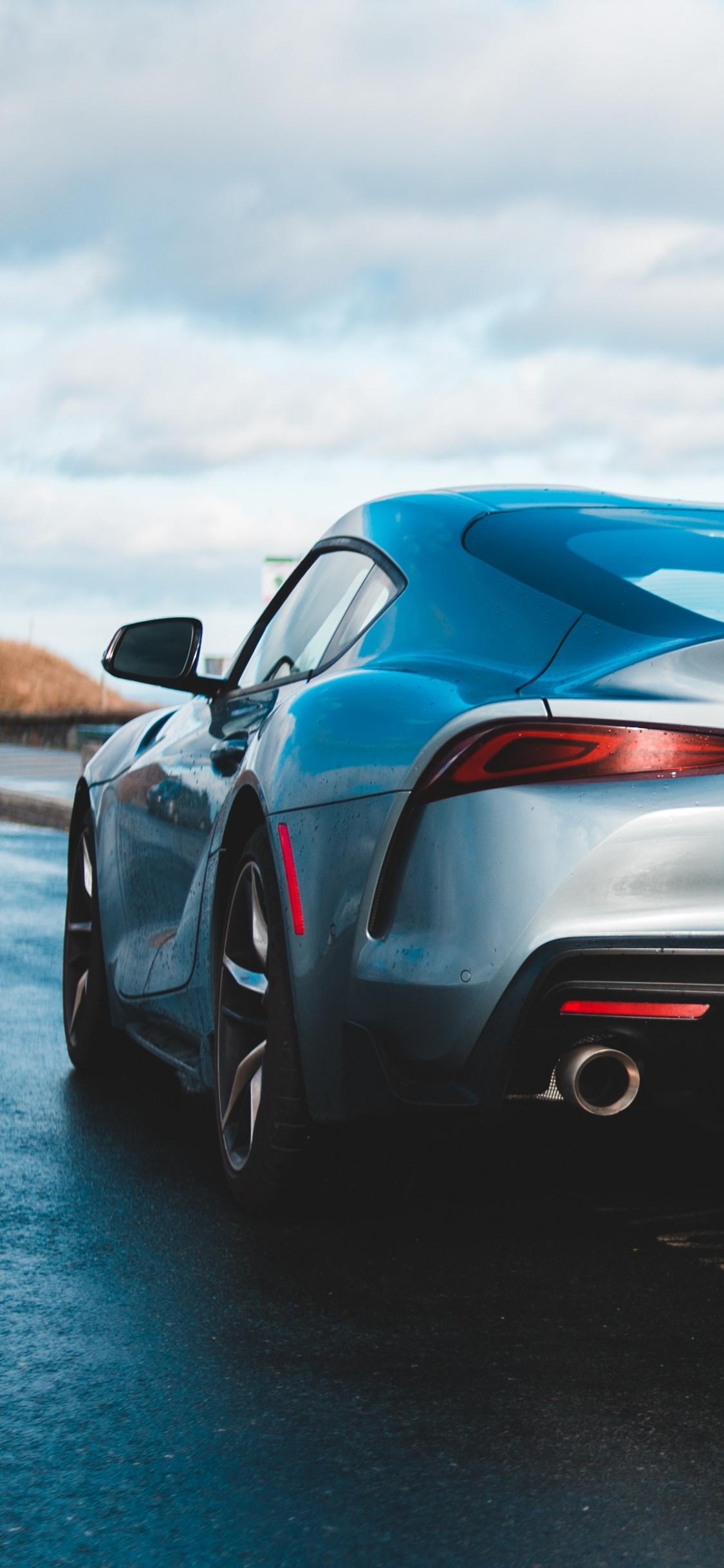 Porsche 911 Noire Sur le Rivage de la Plage Pendant la Journée. Wallpaper in 1125x2436 Resolution