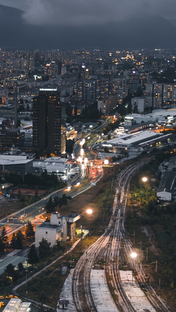 Edificios de la Ciudad Durante la Noche.. Wallpaper in 720x1280 Resolution